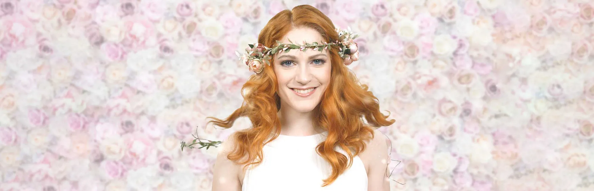 Foto einer rothaarigen Braut mit Blumenkranz im Haar